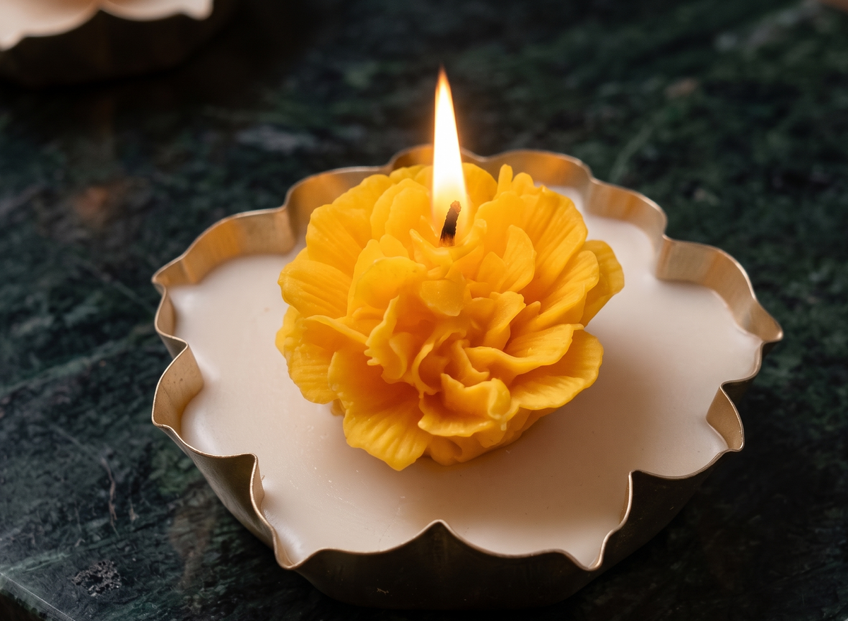 Yellow Carnation Urli Candle